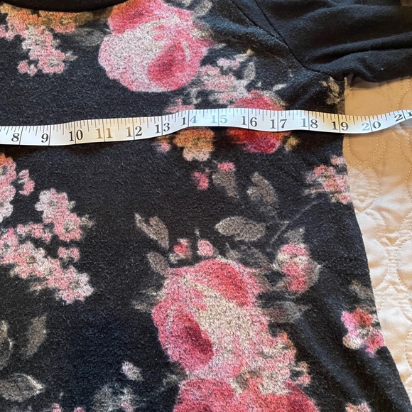 5 for $12. Lightweight long sleeve floral top, fits like a large - Picture 4 of 6